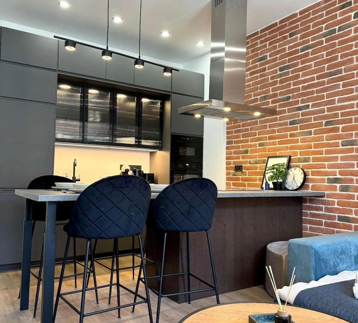 10 Minutes Charles Bridge Modern Apartment, Πράγα